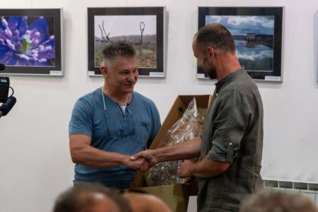 S čestitko in darilom tudi Klavdij Ujčič, član društva